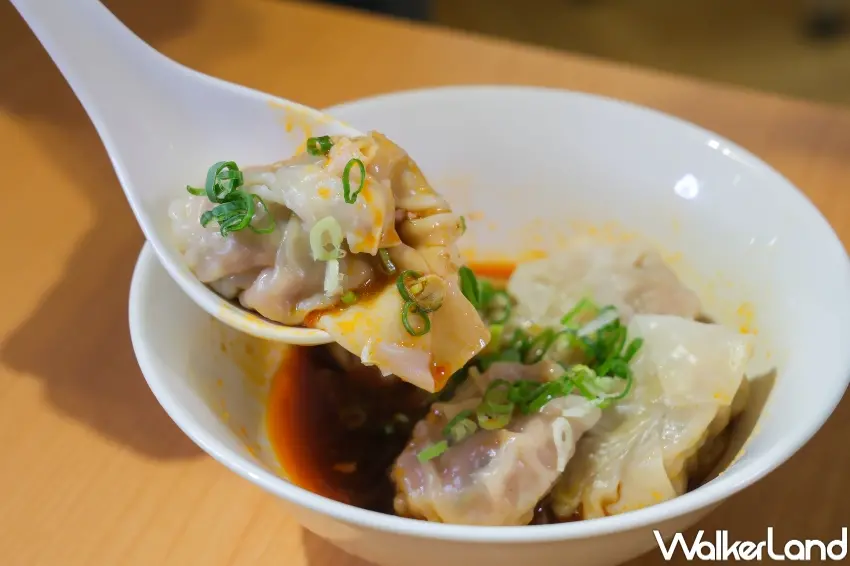 ▲宵夜牛肉麵大王麻辣鴨血經24小時舒肥入味,搭配鮮蝦紅油炒手成為深夜聚餐熱門組合。(攝影:張人尹)