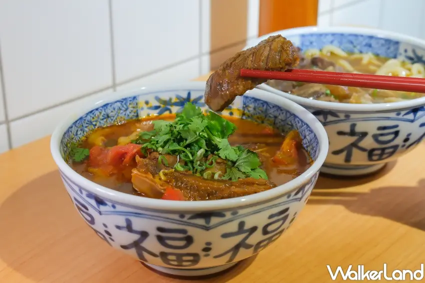 ▲宵夜牛肉麵大王大安店限定番茄牛肋麵,以新鮮番茄與風乾番茄熬煮湯底,呈現酸甜清爽風味。(攝影:張人尹)