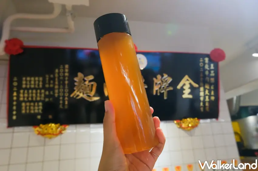 ▲宵夜牛肉麵大王開幕期間再加碼免費贈送冬瓜檸檬飲品。(攝影:張人尹)