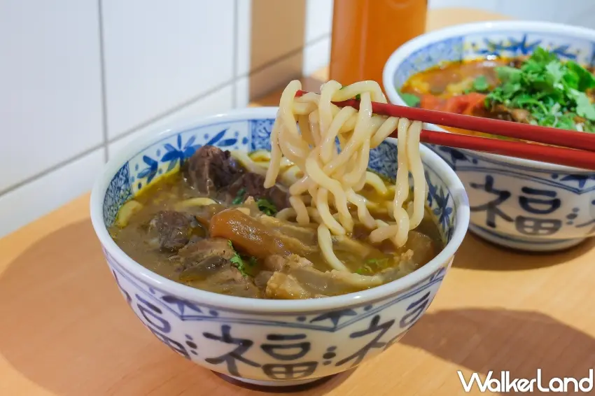 ▲宵夜牛肉麵大王推薦必吃宵魂牛肉麵、紅燒牛肉麵與蛤蠣雞湯麵,深夜時段也能享受暖胃好滋味。(攝影:張人尹)