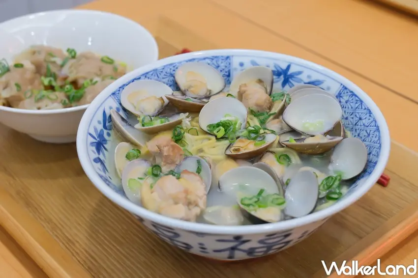 ▲宵夜牛肉麵大王蛤蠣雞湯麵,深夜時段也能享受暖胃好滋味。(攝影:張人尹)