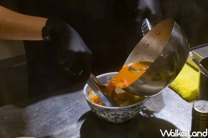 ▲榮獲2025台北牛肉麵節金牌肯定的宵夜牛肉麵大王,插旗東區並推出限定新品番茄牛肋麵吸引粉絲朝聖。(攝影:張人尹)