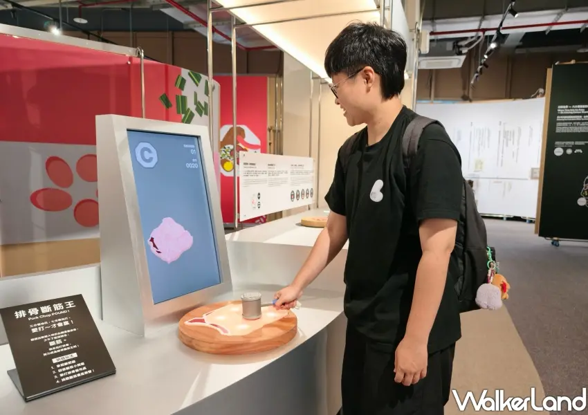 ▲民眾可以親自參與排骨斷筋王互動遊戲裝置,拿起斷筋錘體驗手工去筋捶打排骨的職人工序。(攝影:鄭雅之)