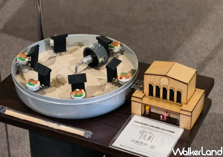 ▲展場精心設計的模型裝置重現鐵道日常縮影,只要觸摸木造車站屋頂就能聆聽經典的車站日常聲音模擬情境。(攝影:鄭雅之)