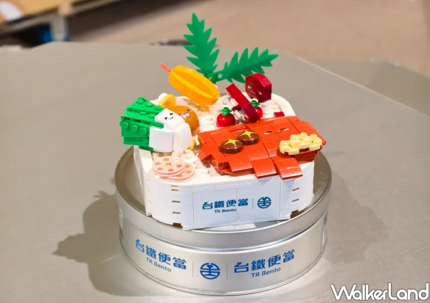 ▲互動體驗區提供可愛的配菜與主食積木道具,讓大小朋友都能親自動手堆疊出屬於自己心中最完美的台鐵便當新提案。(攝影:鄭雅之)