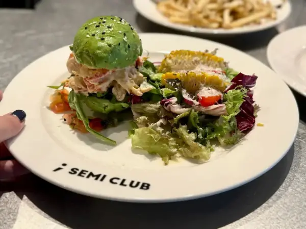 ▲民生社區早午餐推薦！Semi Club分號俱樂部擁有大片落地窗，主打與名店合作的酸種麵包三明治，以及酪梨堡。(攝影：部落客 洋洋的吃喝玩樂)