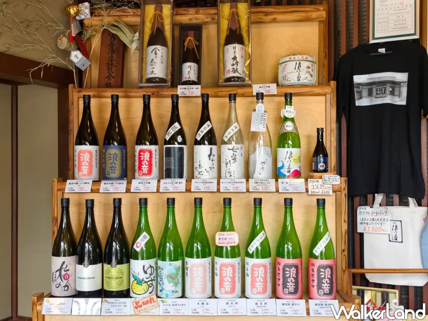 ▲浪乃音酒造店內展售豐富酒款，從經典純米酒到柚子利口酒等一應俱全。（攝影：楊婷雅）