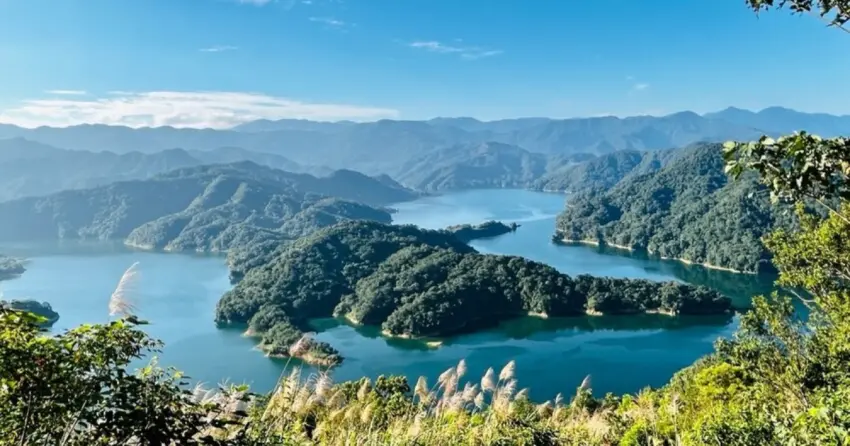 ▲從高處俯瞰翡翠水庫，湖中央的島嶼就像一隻鱷魚浮在水面上，壯觀景色是坪林的必拍亮點。