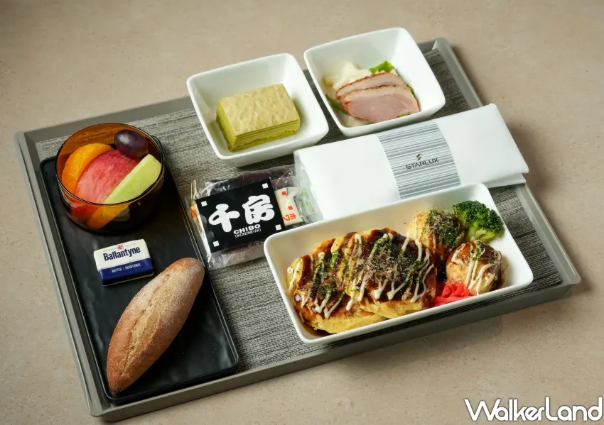 ▲星宇航空豪華經濟艙推出大阪線限定「千房大阪燒」餐點，搭配精緻配菜與麵包，讓去日本旅遊的關西控在回程機上，也能品嚐熱騰騰的道地名店滋味。