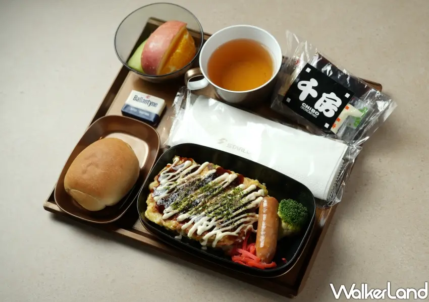 ▲星宇航空經濟艙同樣吃得到老字號「千房大阪燒」，餐盒附上特製醬汁與美乃滋，讓搭乘日本線的旅客在萬呎高空也能享受動手淋醬的美味樂趣。