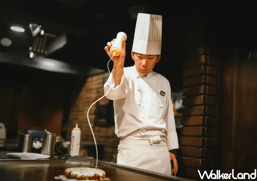 ▲日本52年名店「千房大阪燒」職人現場製作經典關西街頭美食，這次星宇航空全新飛機餐首度與其聯名，將最道地的日式職人精神完美搬上雲端。