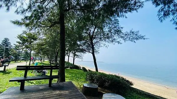 ▲新北三芝海景景點推薦！淺水灣公園擁有Tiffany藍的絕美海景與潔白沙灘。(攝影：部落客 大海愛上藍天)