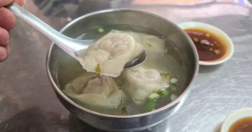 基隆隱藏版美食！巷弄麻醬烏龍麵 一賣60年，無招牌老麵店靠雙醬與手工魚餃天天爆滿。