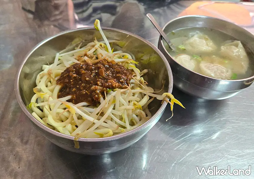 ▲基隆隱藏版美食「巷弄麻醬烏龍麵」招牌雙醬乾拌麵，完美融合了麻醬的香醇與炸醬的鹹香（攝影：蕭芷琳）
