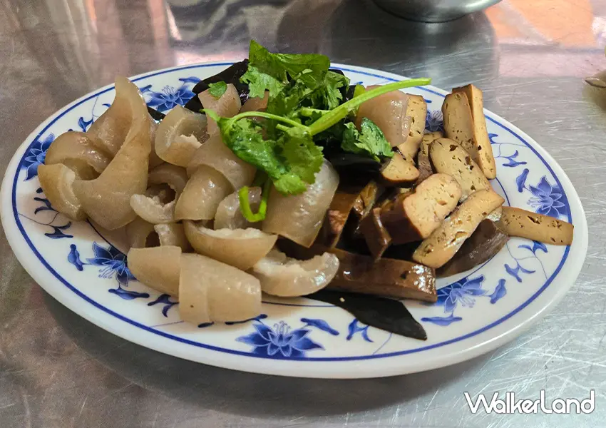 ▲基隆隱藏版美食「巷弄麻醬烏龍麵」還有不少經典黑白切可以選擇（攝影：蕭芷琳）