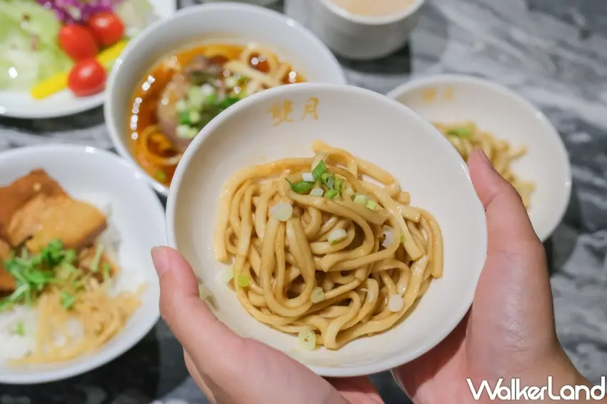 ▲雙月食品社攜手環亞機場貴賓室，在桃園國際機場第一、第二航廈及台北松山機場提供招牌「愛恨椒芝麵」。（攝影：張人尹）