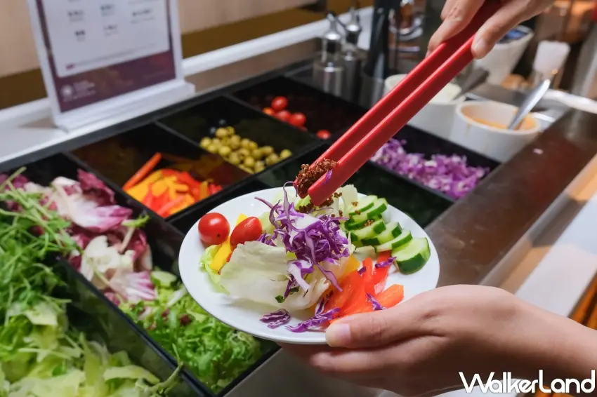▲旅客在環亞機場貴賓室除了享用自助吧與經典餐食，也能品嚐雙月食品社人氣「愛恨椒芝麵」。（攝影：張人尹）