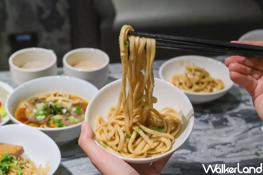 ▲雙月食品社招牌「愛恨椒芝麵」以濃郁芝麻香、椒麻風味搭配Q彈麵條，成為貴賓室人氣餐點。（攝影：張人尹）