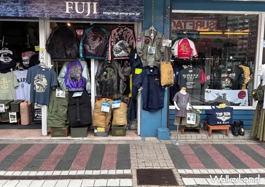 ▲「老虎板通」以刺繡夾克聞名，街道兩旁聚集不少軍風服飾，充滿濃厚美式街區氛圍。（攝影：陳怡吟）
