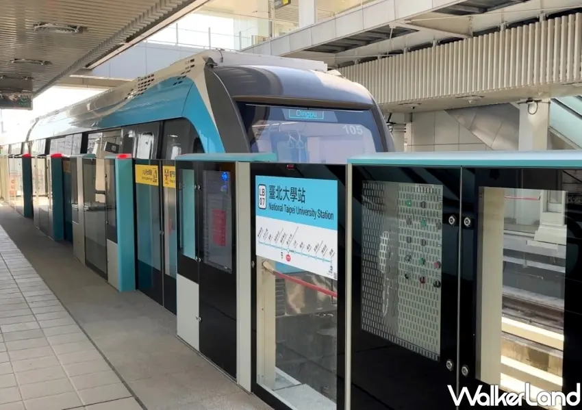 ▲捷運三鶯線臺北大學站的月台門與水藍色車廂外觀，這裡鄰近北大特區商圈，還能聽到融入原住民竹製樂器旮亙的專屬到站音樂。