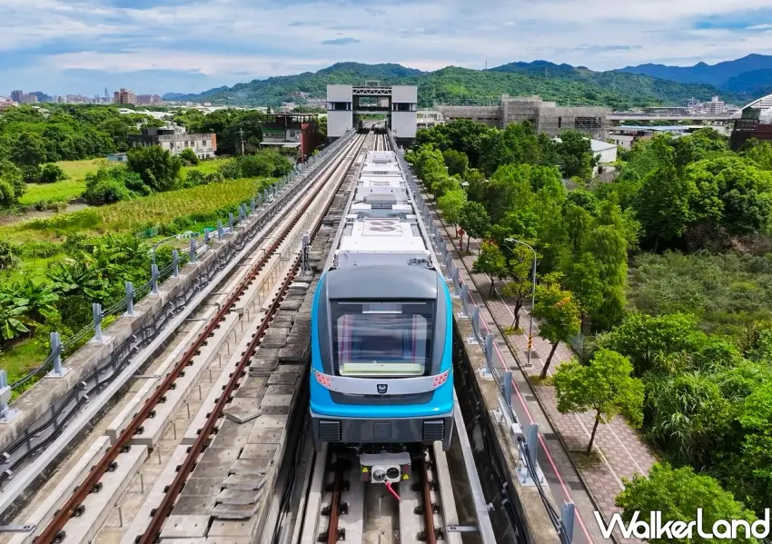 ▲行駛在綠意盎然的高架軌道上的捷運三鶯線車頭畫面，此路線共設有12座車站，能幫雙北通勤族縮短大約20分鐘的時間。