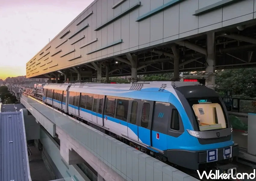▲捷運三鶯線頂埔站高架月台上的公共運輸列車，頂埔站也是與台北捷運板南線相互串聯的共構起點車站。