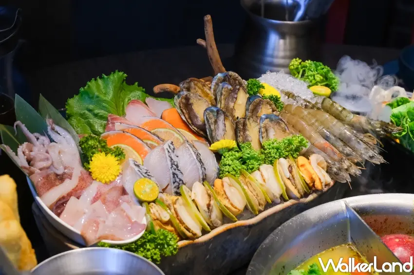 ▲這一鍋「緋紅百果紅酸湯」推薦搭配肉品，「澄金百果黃酸湯」則適合搭配海鮮，展現雙湯不同風味特色。（攝影：張人尹）