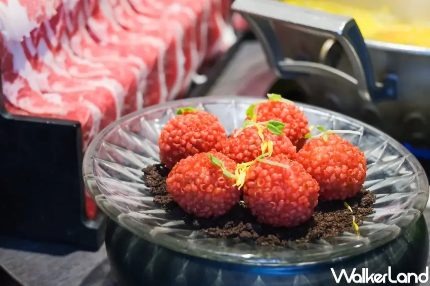 ▲這一鍋推薦搭配招牌小點「貴妃荔枝蝦球」，以荔枝造型炸蝦球搭配「緋澄鮮漾」湯底，吃鍋更添豐富口感。（攝影：張人尹）