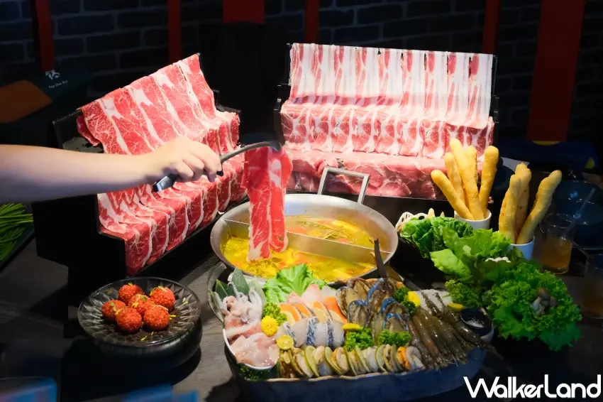 ▲這一鍋「緋澄鮮漾」採雙湯設計，粉絲可依照聚餐喜好自由搭配肉品或海鮮，享受不同層次的夏季鍋物。（攝影：張人尹）