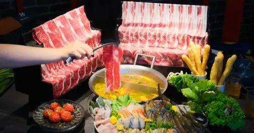 夏天照樣吃鍋！這一鍋夏季限定緋澄鮮漾 水果火鍋開吃，加碼送100元加菜金。