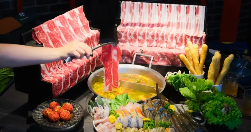 夏天照樣吃鍋！這一鍋夏季限定緋澄鮮漾 水果火鍋開吃，加碼送100元加菜金。