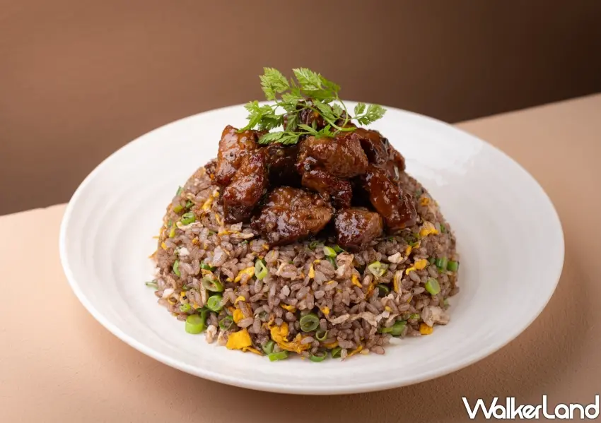 ▲「可可炭香牛菲力炒飯」選用肉質鮮嫩黑胡椒牛菲力搭配炒飯，拌入可可粉讓焙香融入米飯創造驚喜。