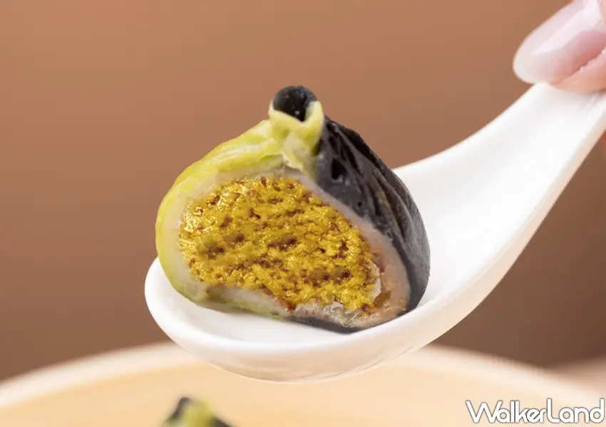 ▲「杜拜巧克力小籠包」雙色外皮包裹卡達伊夫絲與Q彈麻糬，散發開心果香氣，甜而不膩風味令人驚喜。