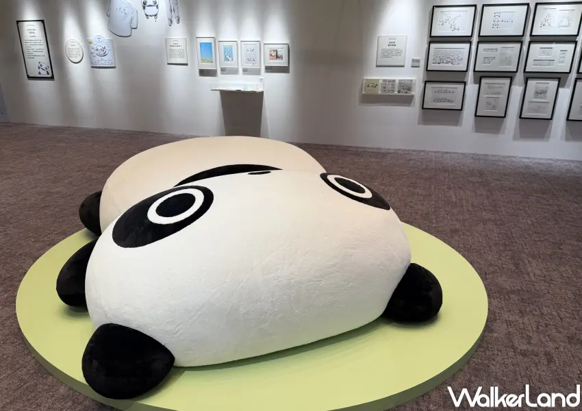 ▲台北展覽趴趴熊角色主題區必拍！巨型趴趴熊躺在地上看著天空。(攝影：鄭亦庭)