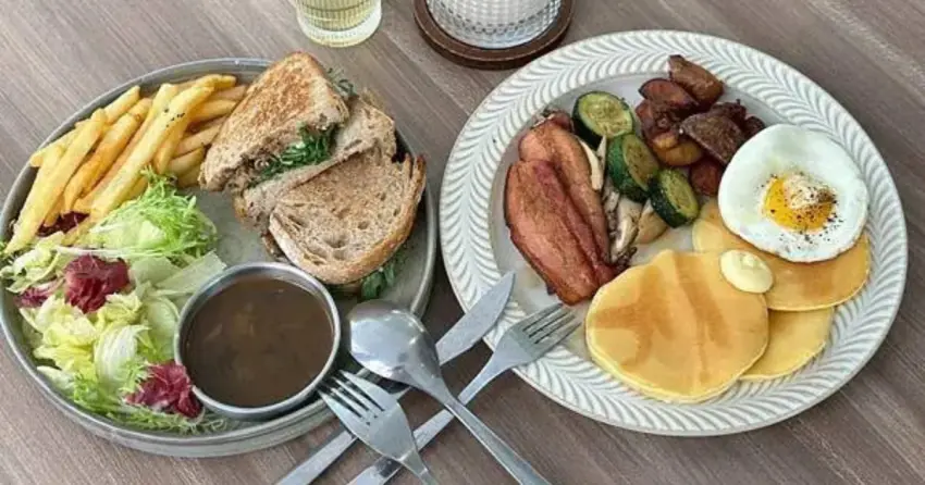 ▲「MODA & the MOON cafe」早午餐盤份量豐盛，三明治以客家經典菜「梅干扣肉」為主角，鹹香滋味搭配生菜、麵包相當特別。