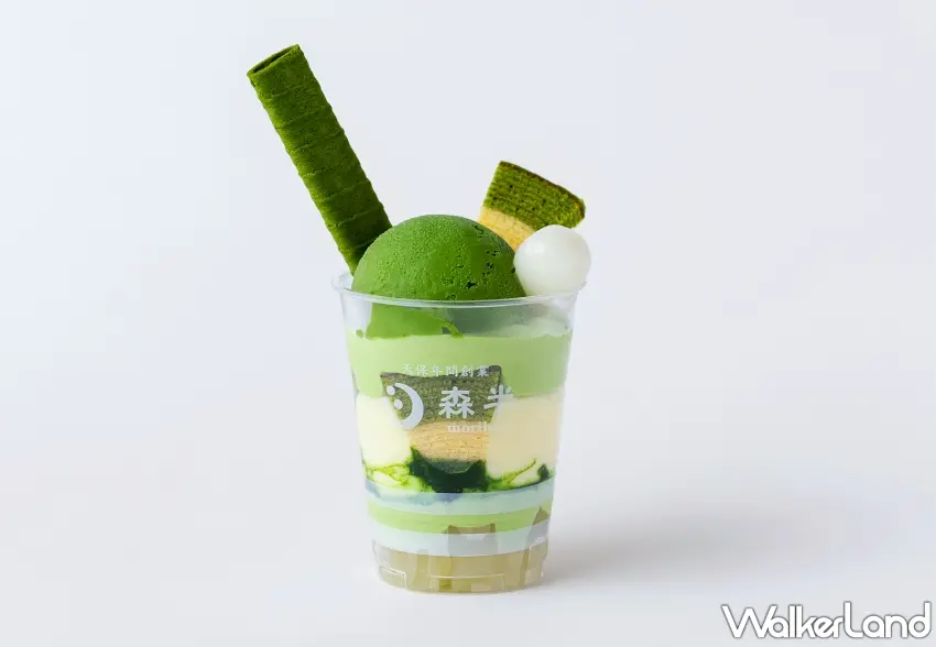 ▲宇治店限定販售的moriパフェ京ばあむ，利用濃郁抹茶冰淇淋與年輪蛋糕切片交織出屬於夏季的清爽層次。圖／共栄製茶株式会社提供；窩客島編輯李維唐整理
