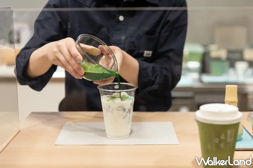 ▲在舒適的茶文化美學空間中，訪客能近距離欣賞石臼研磨抹茶與職人用心沖泡頂級宇治抹茶的優雅畫面。圖／共栄製茶株式会社提供；窩客島編輯李維唐整理