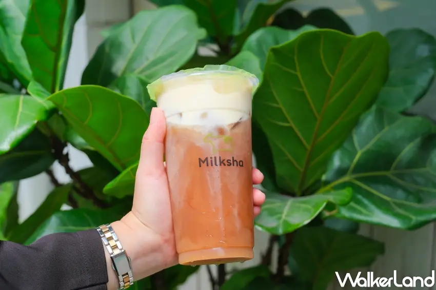 ▲迷客夏全新「夏日卡士達紅茶」以娜杯紅茶搭配香草卡士達奶霜，呈現焦糖茶香與滑順奶香交織的層次風味。（攝影：張人尹）