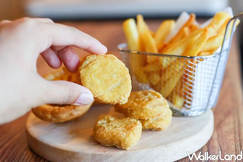 ▲肯德基PK雙饗卡APP炸翻星期三推出咔啦脆雞、甜辣雞塊等買一送一優惠，限量開搶。（攝影：張人尹）