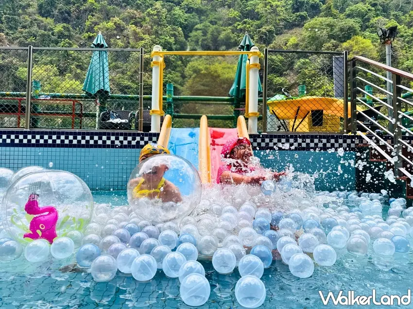 ▲孩子們從滑水道順流直下衝進滿滿的透明泡泡球池中，激起清涼水花，徹底釋放夏日多巴胺。圖／統一渡假村提供；窩客島編輯李維唐整理