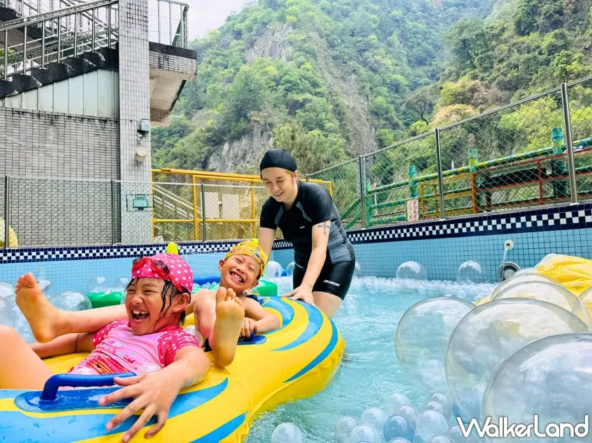 ▲全家人在群山包圍的開闊水域中同遊嬉戲，拉近彼此距離，享受一站式全包假期的悠閒時光。圖／統一渡假村提供；窩客島編輯李維唐整理