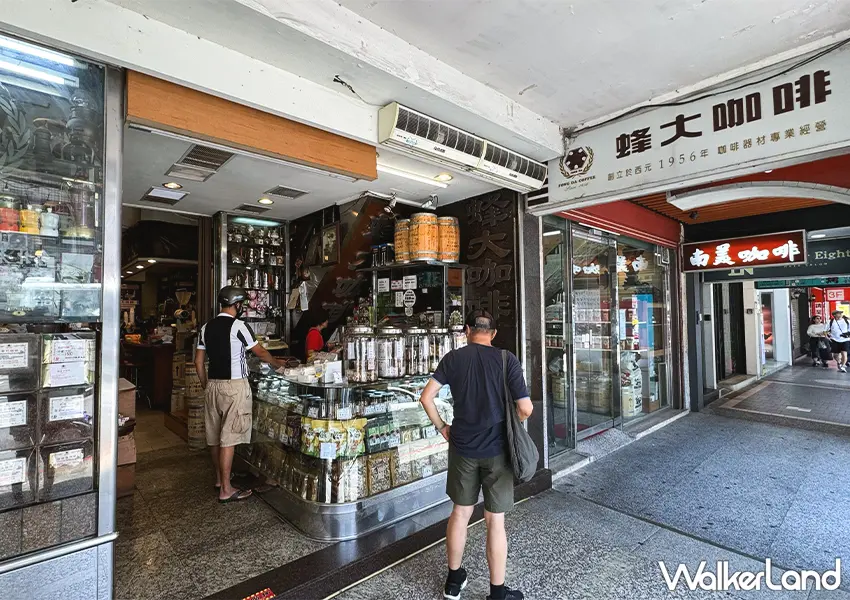 ▲台北西門町老字號「蜂大咖啡」門口擺放整齊的復古玻璃餅乾罐（攝影：蕭芷琳）