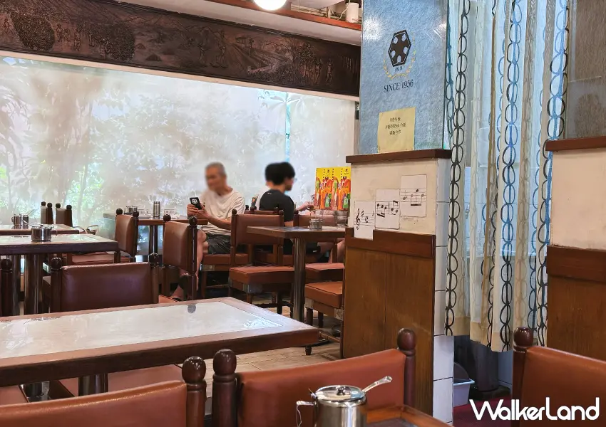 ▲萬華成都路上「蜂大咖啡」室內裝潢保留了經典台式昭和喫茶店的沉穩木質風格（攝影：蕭芷琳）