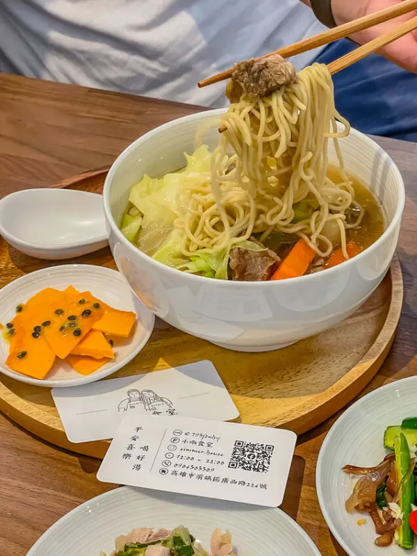 ▲高雄前鎮美食推薦必吃!曾獲必比登推薦「小燉食室」,主打黑早冬菇土雞等五種精緻中式燉湯。(攝影:部落客 高雄旅遊王)