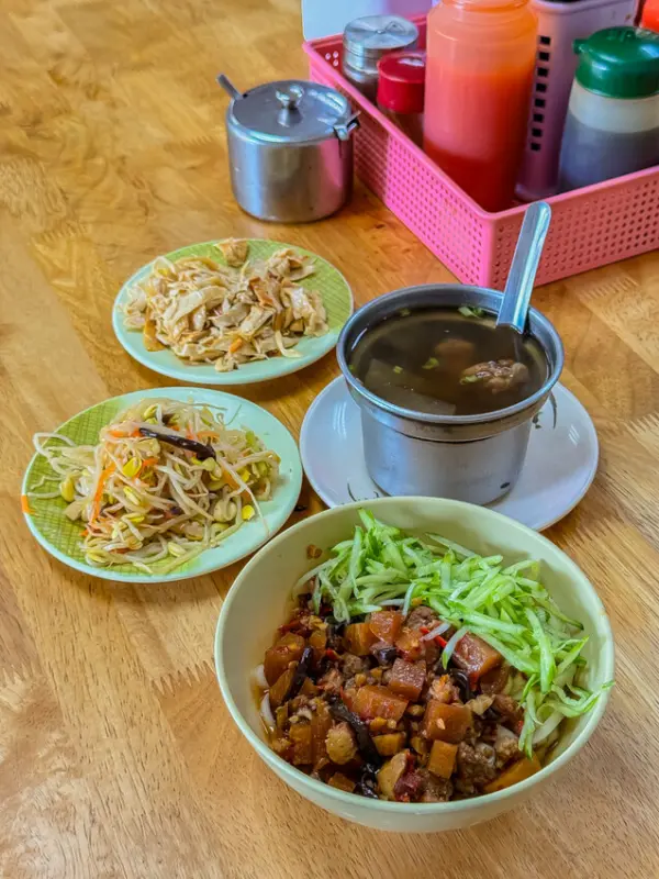 ▲高雄前鎮美食推薦必吃!陳師父川辣麵招牌必點川辣麵用特殊辣油加上大塊絞肉。(攝影:部落客 高雄旅遊王)
