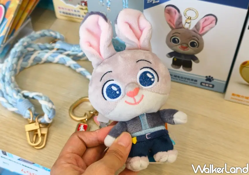 ▲主題商品館限時開設多款超萌角色玩偶與專屬吊飾，讓大小朋友在搭完纜車後能把限定回憶帶回家。(攝影：鄭雅之)