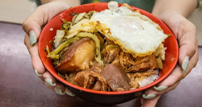 衝高雄啤酒音樂節順吃！高雄前鎮美食推薦7選，1元地瓜球 爌肉飯老字號。