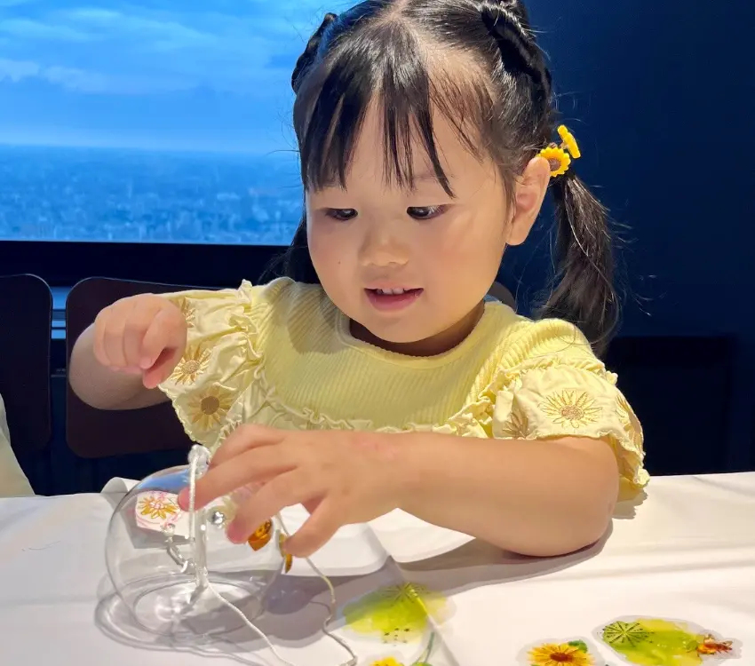 ▲ 在清透的玻璃風鈴上自由作畫或在可愛小杯子裡種下向日葵種子。