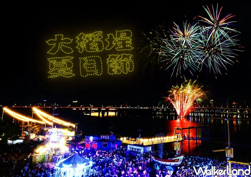 ▲2026大稻埕夏日節開幕場，由震撼煙火秀與無人機展演共同點亮河岸夜空。