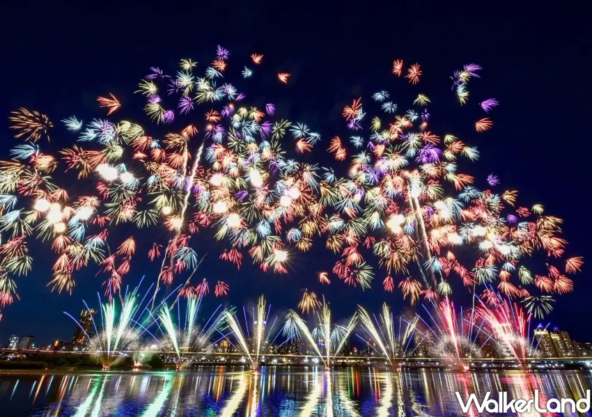 ▲台北暑假最強約會景點2026大稻埕夏日節，上演璀璨的工藝級造型煙火秀。